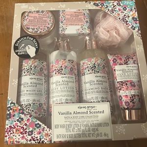 I am selling this vanilla almond scented pack it smells pretty good